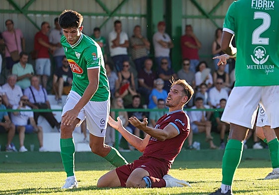 Álex Alegría se queja de una falta en el partido del Badajoz en Santa Amalia.
