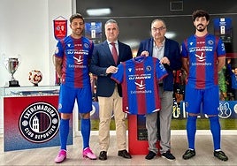 Los jugadores Zarfino y Cordero presentaron la nueva camiseta junto a Pepe Reynolds y Julio Rodríguez.