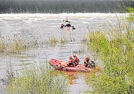 Los bomberos buscan a un menor en el azud de La Pesquera junto a los Geos en una imagen de archivo.