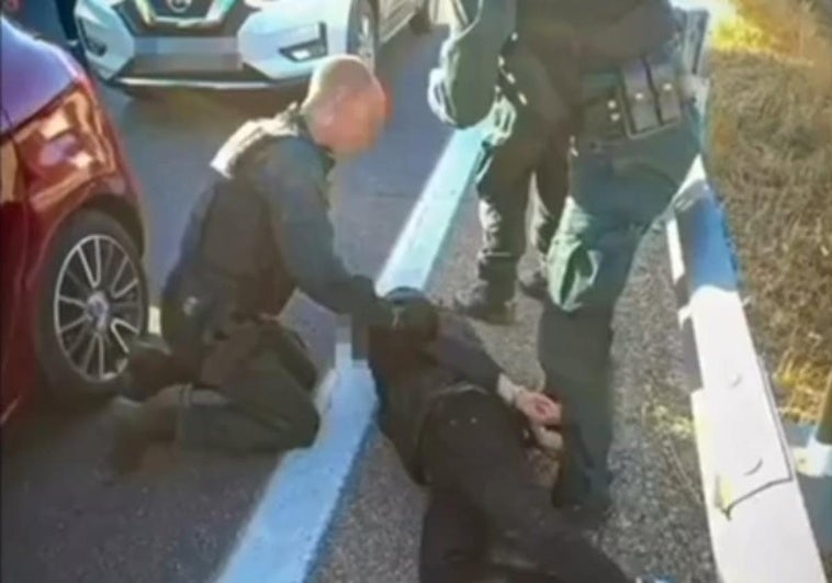 Detenidos dos vecinos de Plasencia tras huir por la A-66 en un vehículo robado con un arma