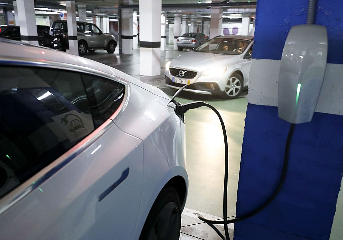Punto de recarga de vehículos eléctricos en un aparcamiento de Cáceres.