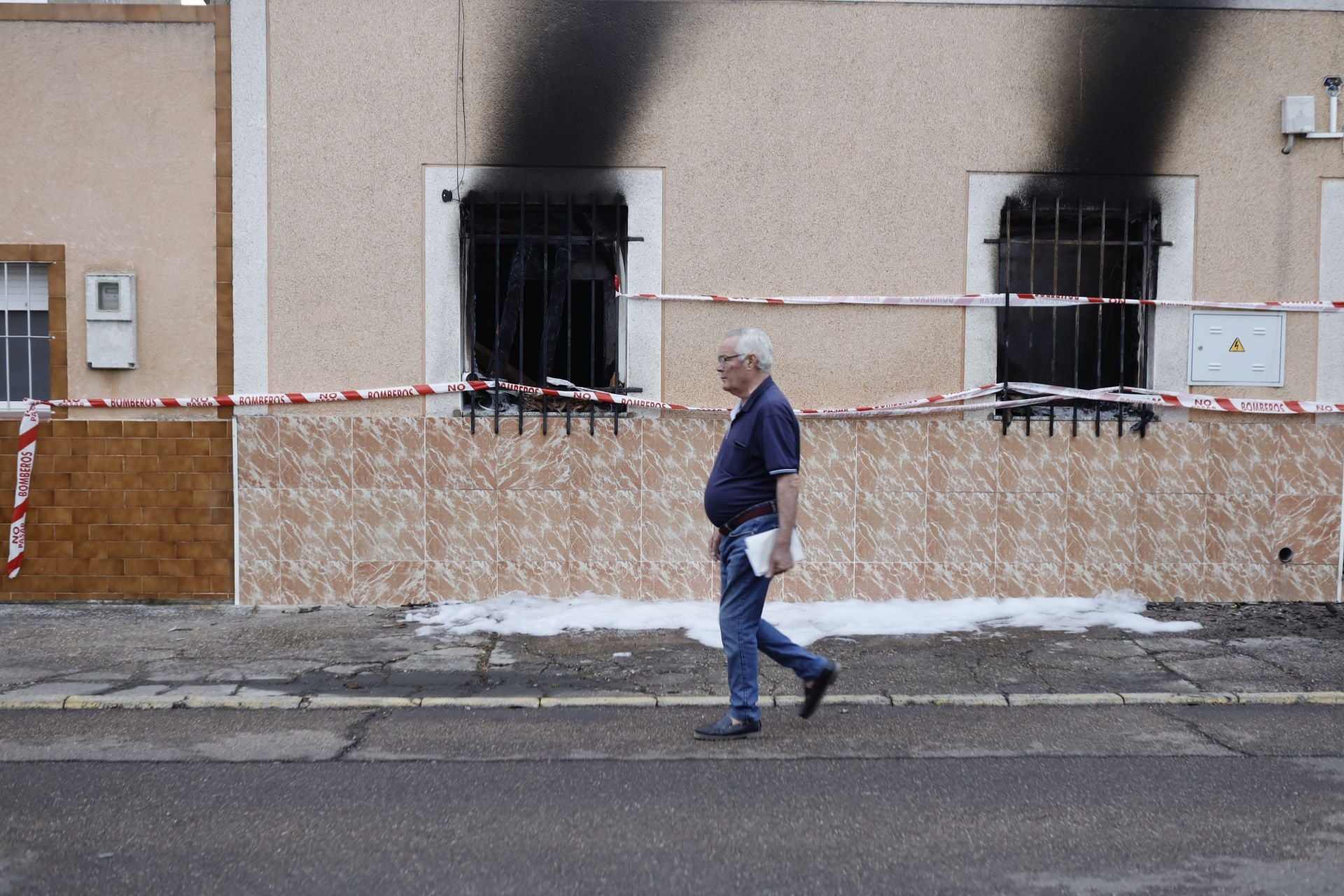 Así ha quedado la vivienda tras el incendio registrado esta madrugada en Badajoz