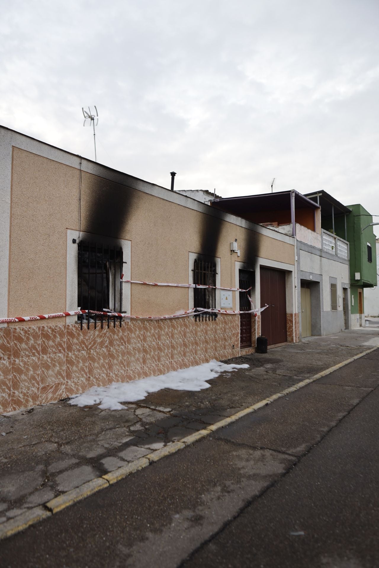 Así ha quedado la vivienda tras el incendio registrado esta madrugada en Badajoz