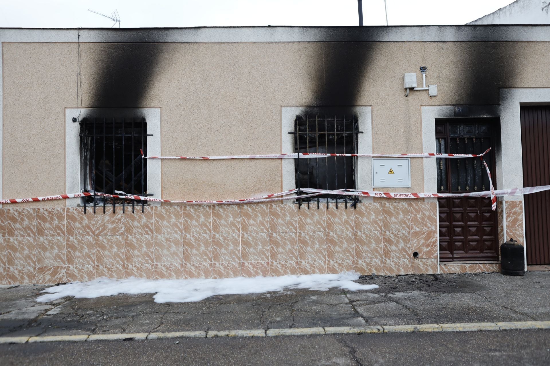 Así ha quedado la vivienda tras el incendio registrado esta madrugada en Badajoz