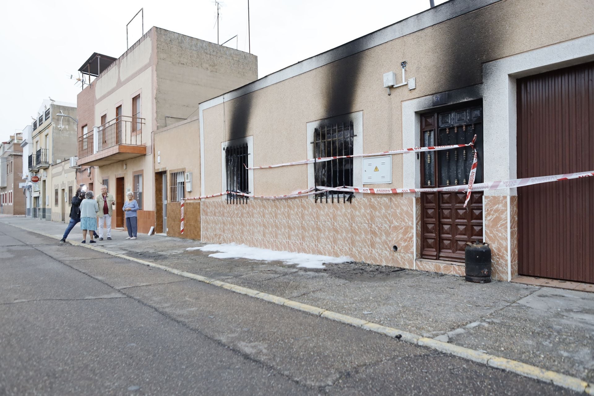 Así ha quedado la vivienda tras el incendio registrado esta madrugada en Badajoz