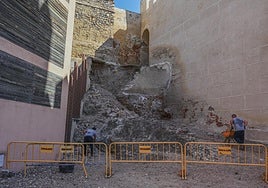 Dos operarios trabajan en la zona desplomada, junto a la torre de Espantaperros, el 26 de agosto.