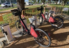Dos de las 80 nuevas bicis eléctricas, que se estrenarán con el nuevo contrato de mantenimiento adjudicado a Siex2000.