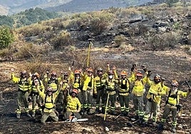 Bomberos del Infoex celebran el fin del incendio de Jarilla.