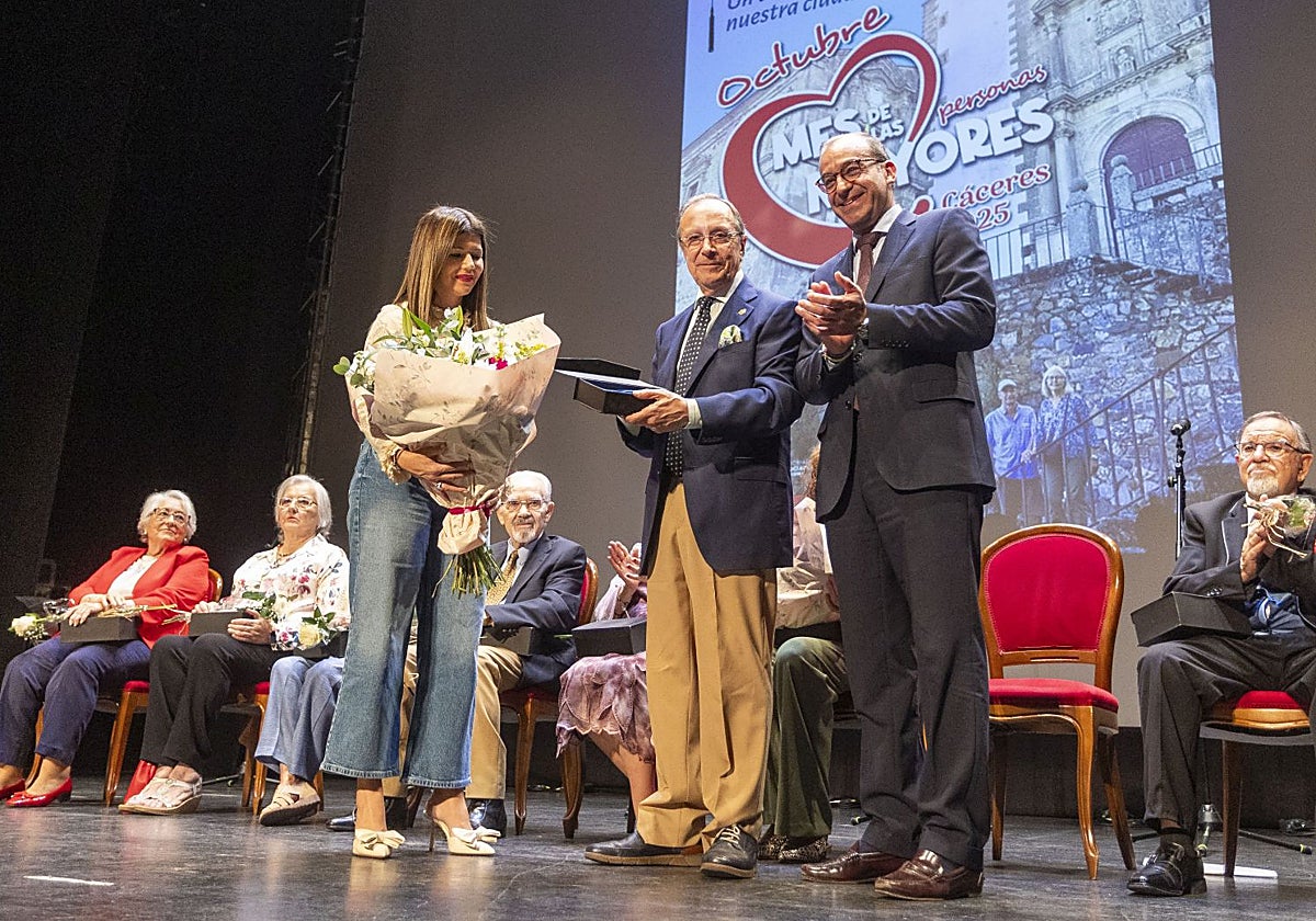 Franquete recibe el reconocimiento de manos del alcalde y la concejala del IMAS.