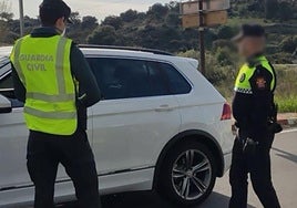 Imagen de archivo de agentes de la Guardia Civil y la Policía Local en un control.