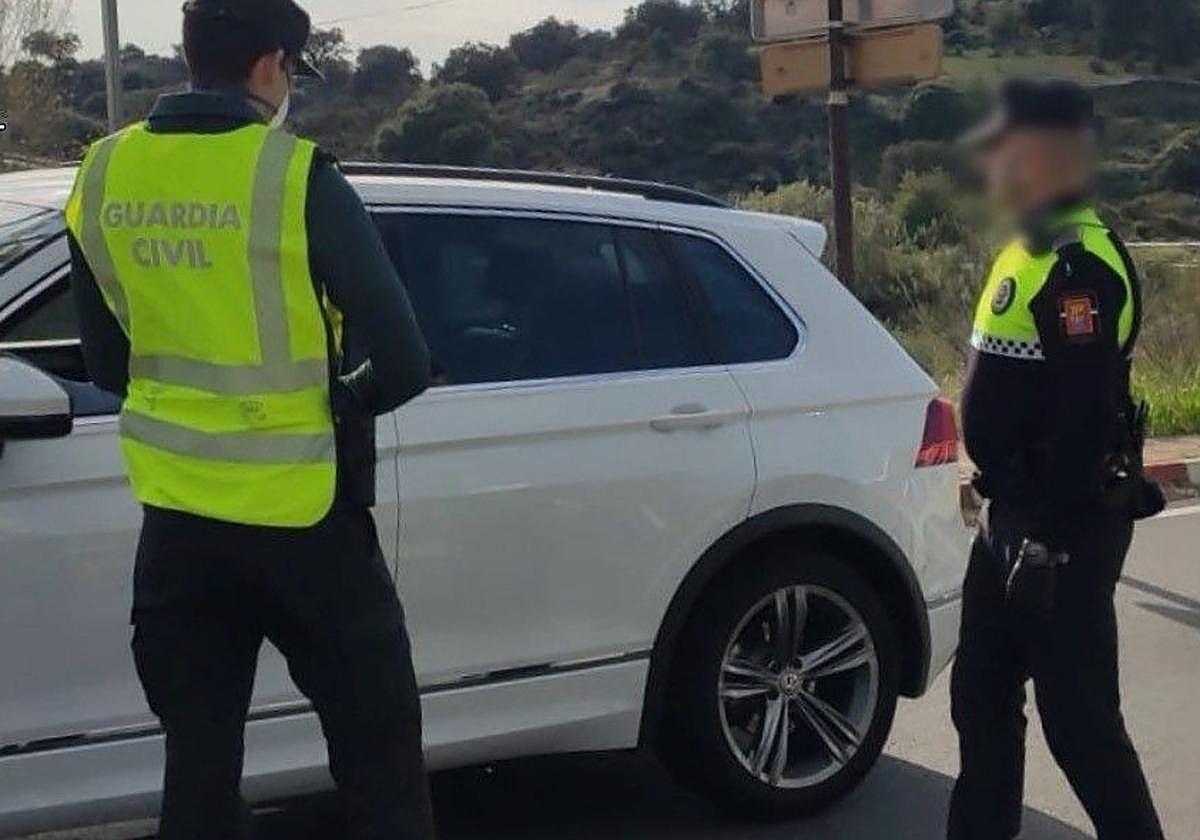 Imagen de archivo de agentes de la Guardia Civil y la Policía Local en un control.