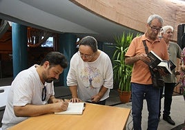 Francisco Serrano firma una novela, esta tarde, en el centro cultural Alcazaba.