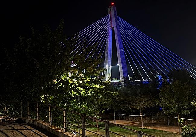 Puente Real, iluminado este miércoles en el Mes Internacional de Concienciación y Visibilización de las Muertes Gestacionales y Perinatales.