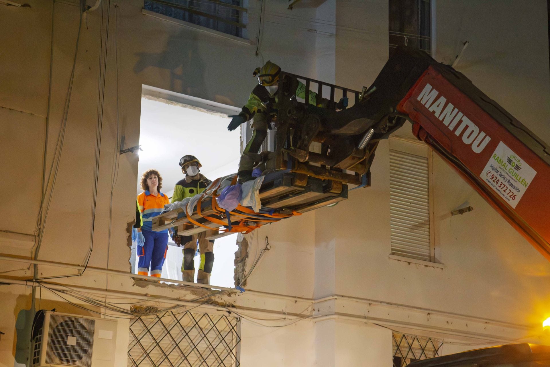 Fotos | Así ha sido el traslado al hospital de Pedro, vecino de Mérida con problemas de obesidad