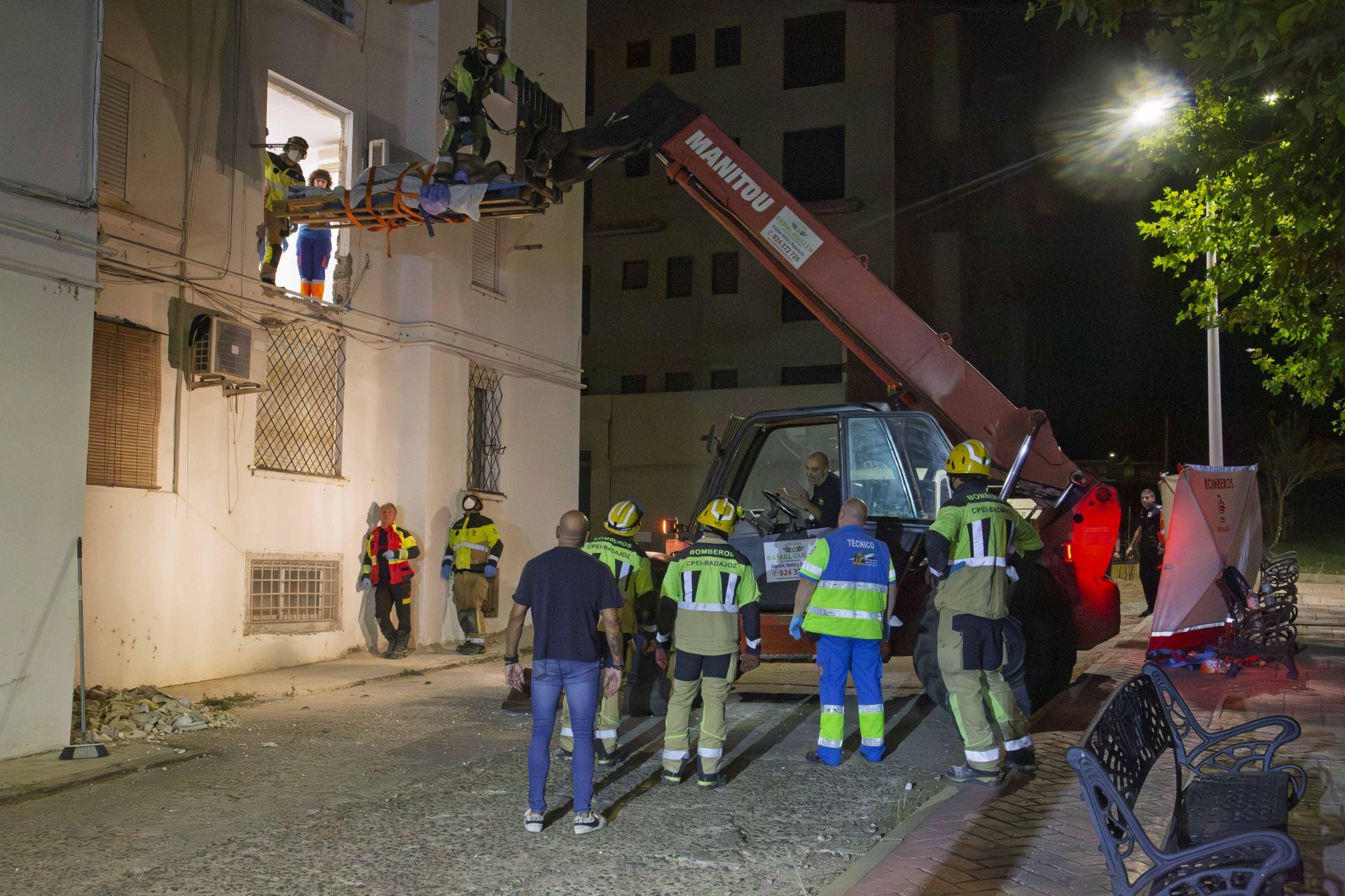 Fotos | Así ha sido el traslado al hospital de Pedro, vecino de Mérida con problemas de obesidad