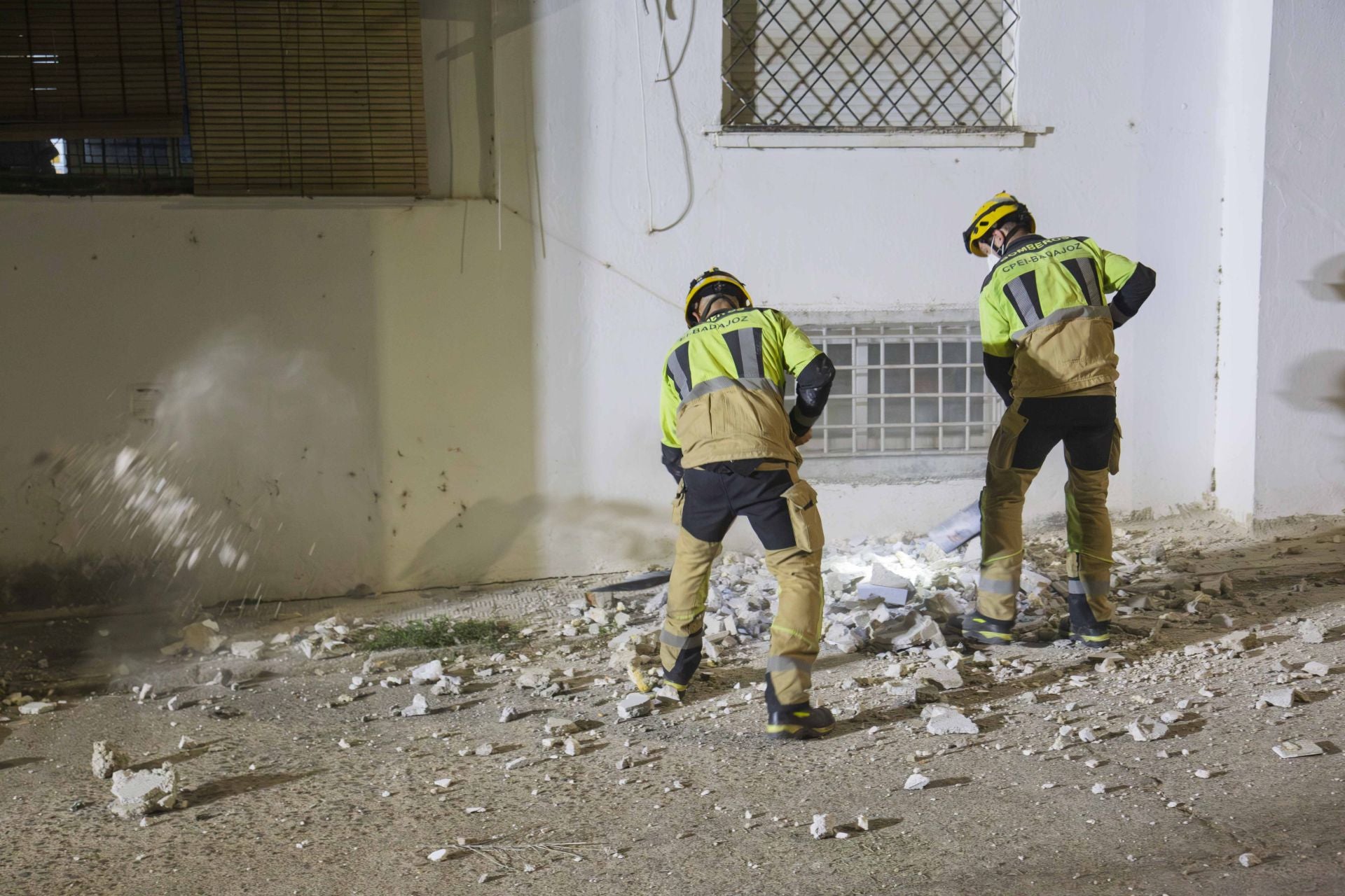 Fotos | Así ha sido el traslado al hospital de Pedro, vecino de Mérida con problemas de obesidad