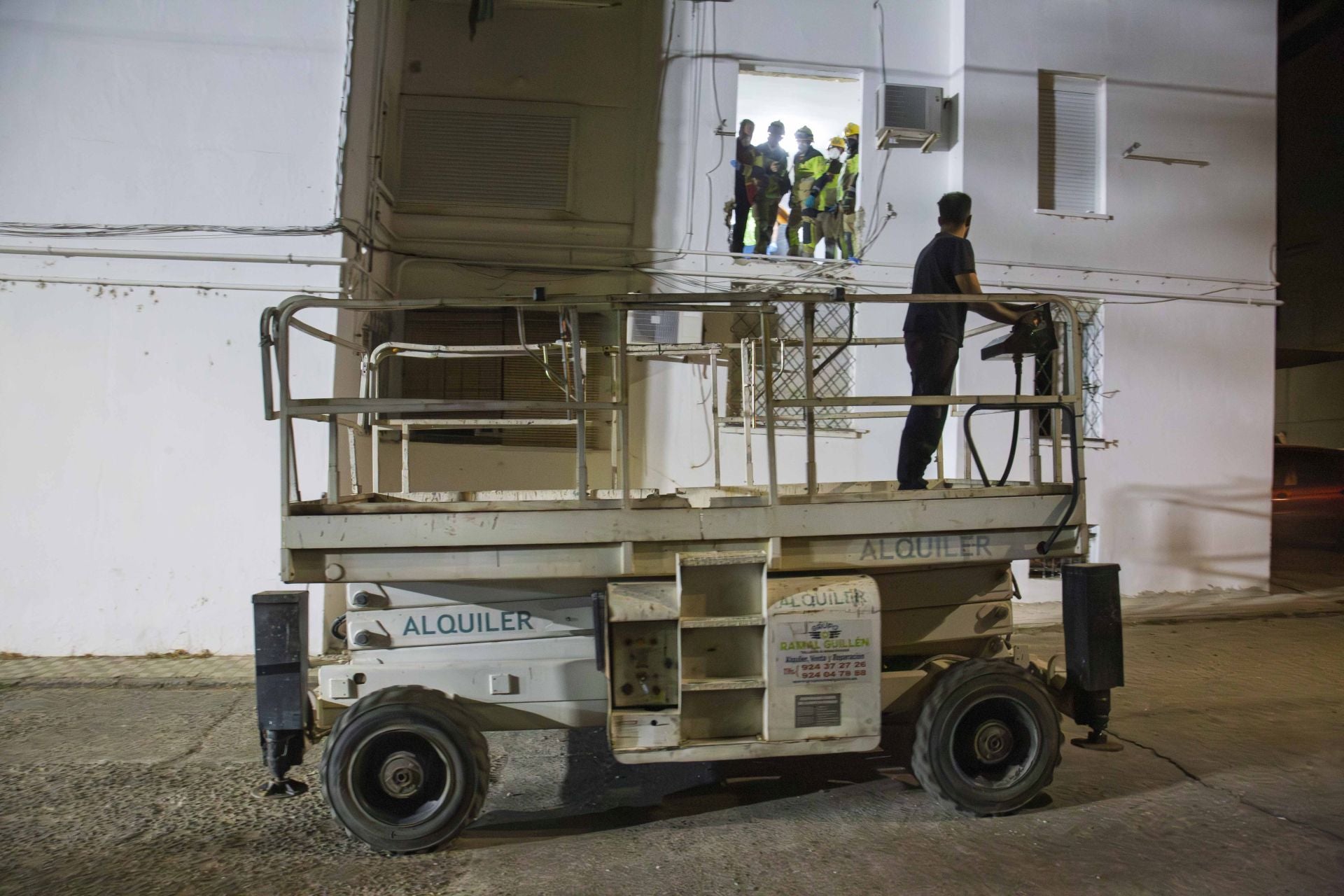 Fotos | Así ha sido el traslado al hospital de Pedro, vecino de Mérida con problemas de obesidad