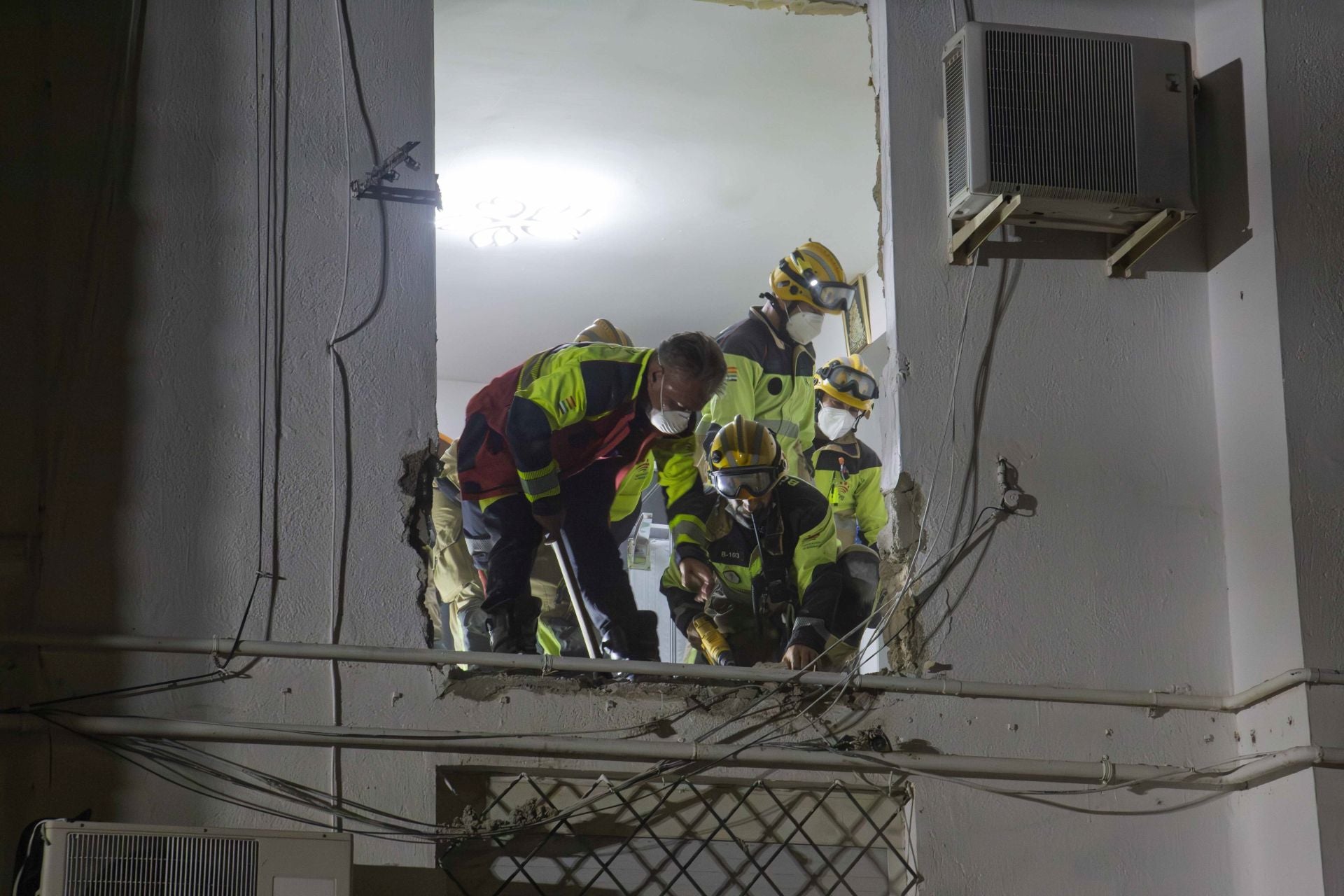 Fotos | Así ha sido el traslado al hospital de Pedro, vecino de Mérida con problemas de obesidad