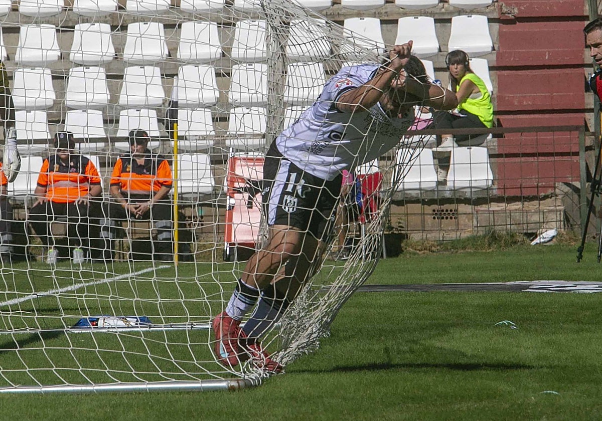 Doncel se lamenta en la red de una ocasión fallada ante el Arenas.