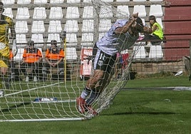 Doncel se lamenta en la red de una ocasión fallada ante el Arenas.