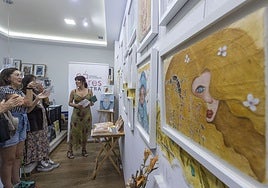 Inauguración de 'Me nacen flores' en La lente y el pincel.