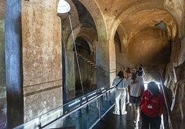 Visitantes en el aljibe de la Preciosa Sangre este viernes.