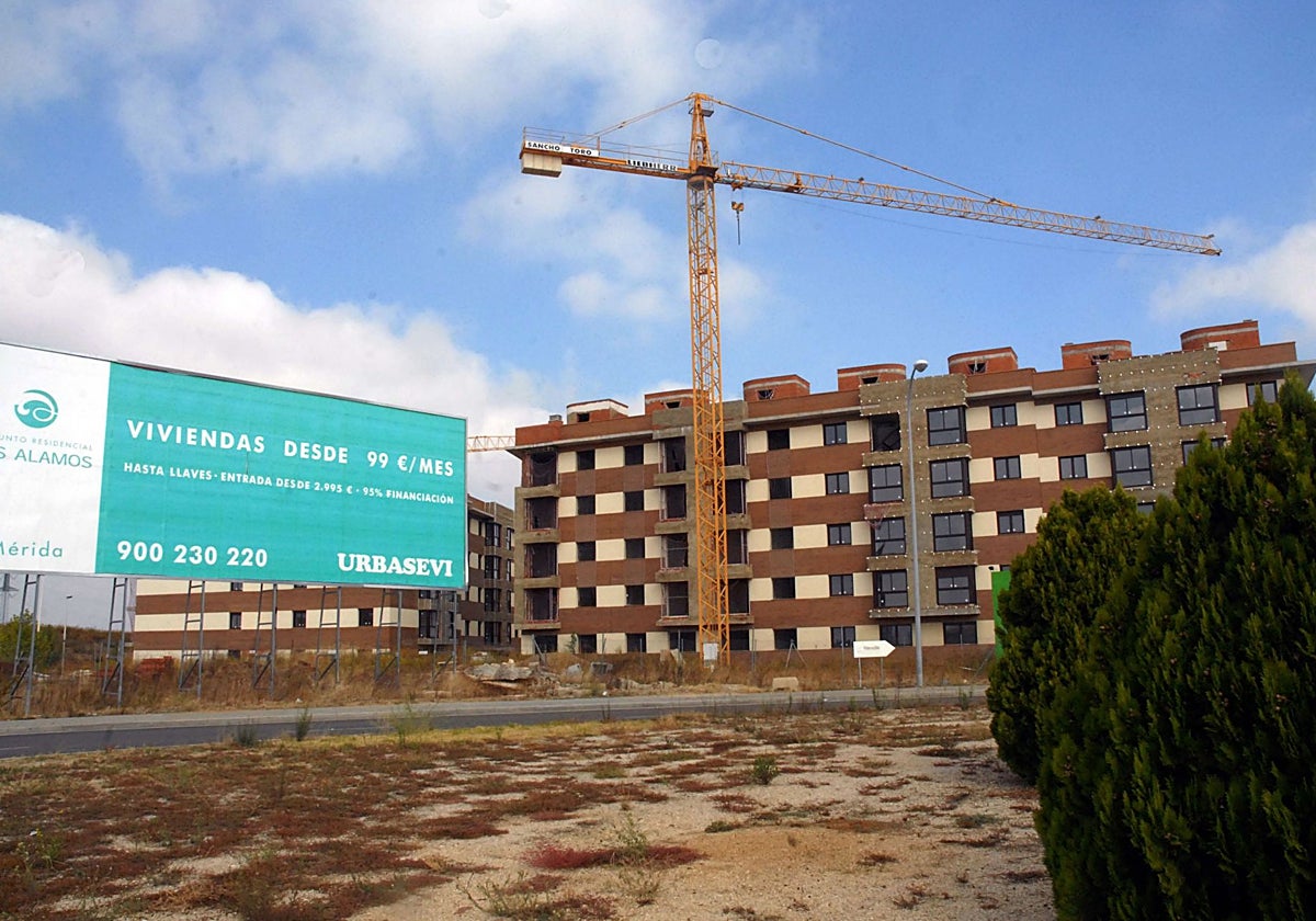 Una de las promociones extremeñas que se quedó parada con la crisis económica.