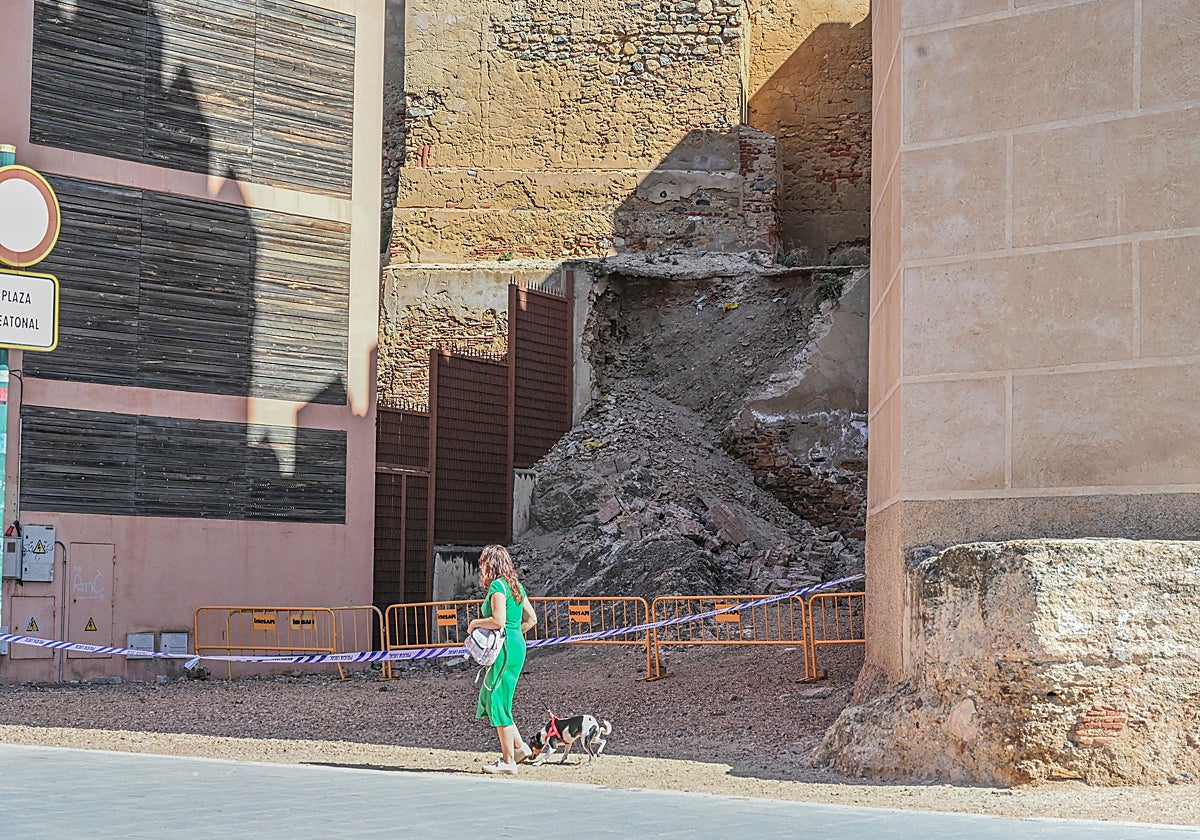 Una mujer pasa por delante de la zona acotada por el desprendimiento el pasado 26 de agosto.