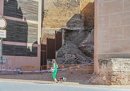 Una mujer pasa por delante de la zona acotada por el desprendimiento el pasado 26 de agosto.