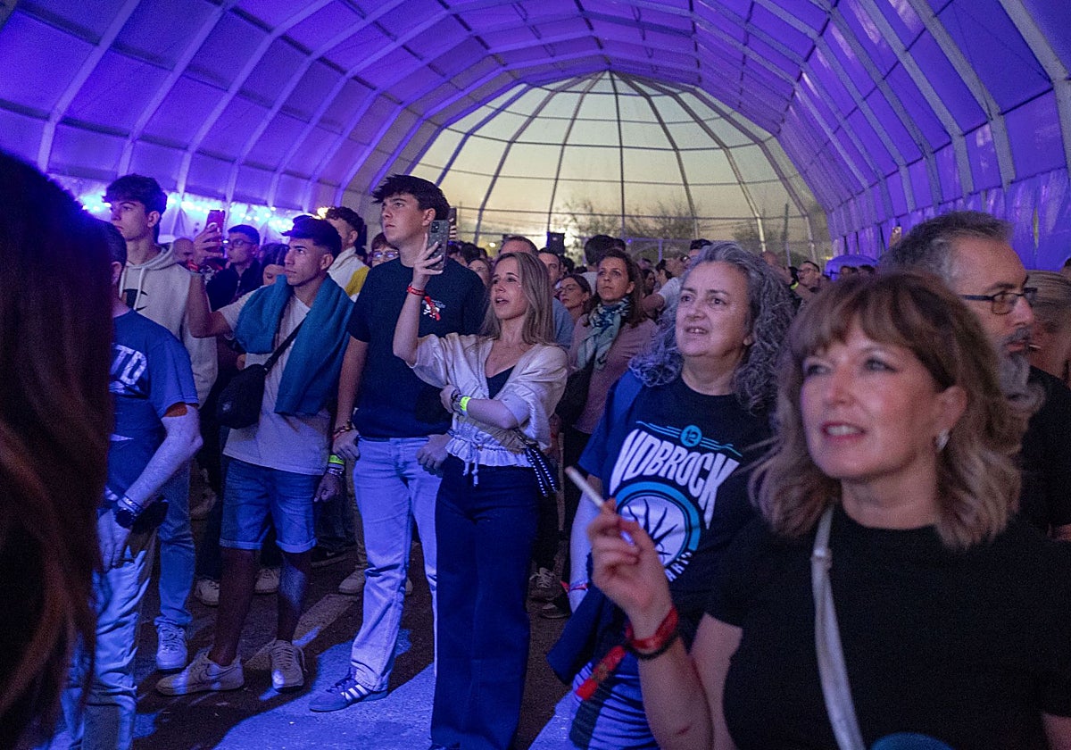 Espectadores en la carpa 'Cáceres Forum' durante el desarrollo del festival Extremúsika.