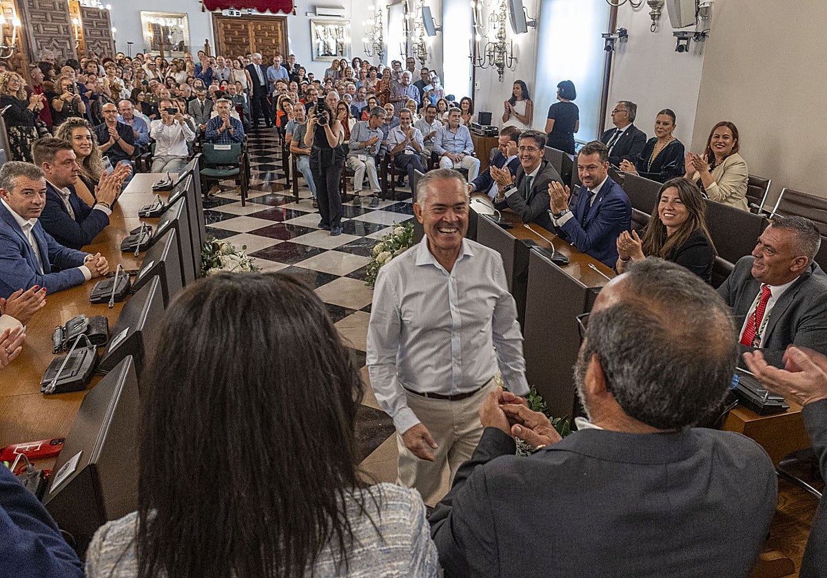 Un recién jubilado se encamina hacia el presidente de la Diputación en el homenaje de este viernes.