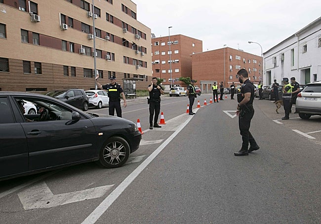 La Policía Local, durante un control en el Tercer Milenio.