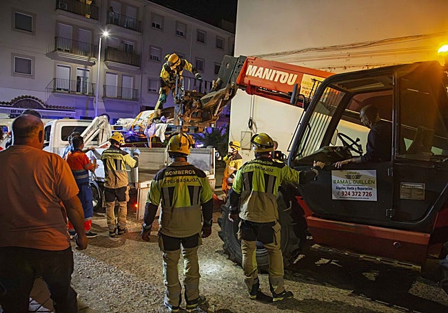 Traslado del herido en una furgoneta.