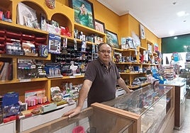 Carlos Boticario lleva 38 años al frente de su papelería Offipapel de la avenida Gil Cordero.