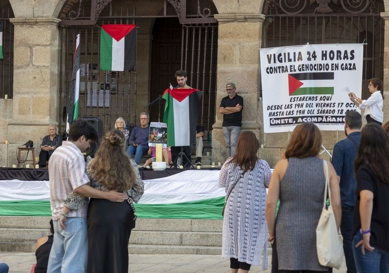La Plaza Mayor de Cáceres acoge una vigilia de 24 horas en solidaridad con Gaza