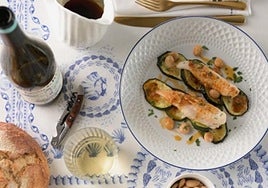 Pescado al horno sobre calabacines y salsa gallega