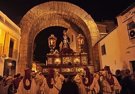 Imagen de Jesús de Medinaceli por el Arco de Trajano emeritense.