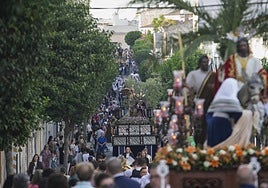 En primer término, el paso de La Burrita. Detrás, la Oración en el Huerto. Y al fondo, Nuestro Padre Jesús Nazareno, este sábado, en la procesión de la hermandad del Calvario por la calle del mismo nombre.