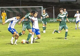 Diego Gómez protege el balón entre dos jugadores del Tenerife en el partido del pasado domingo en el Príncipe Felipe.