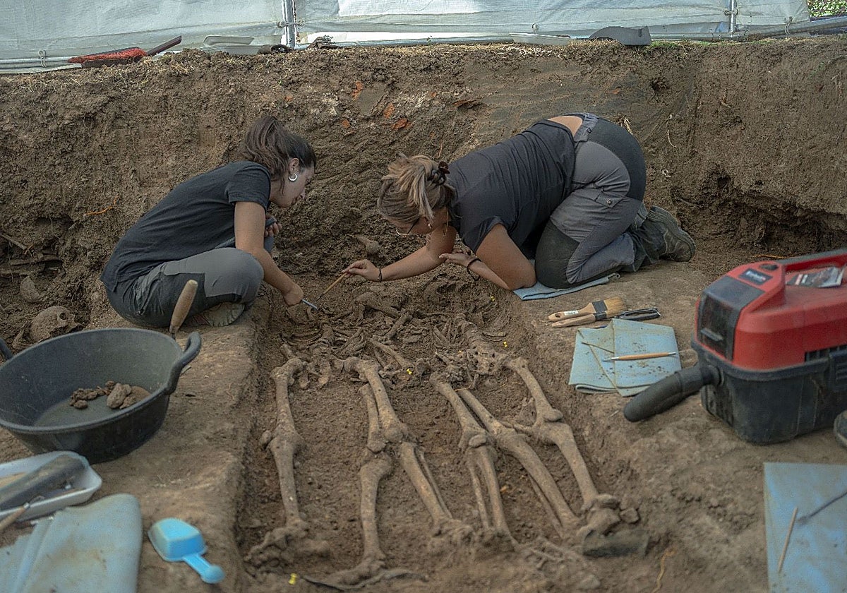 Trabajos en una de las fosas del cementerio de Bodonal de la Sierra.