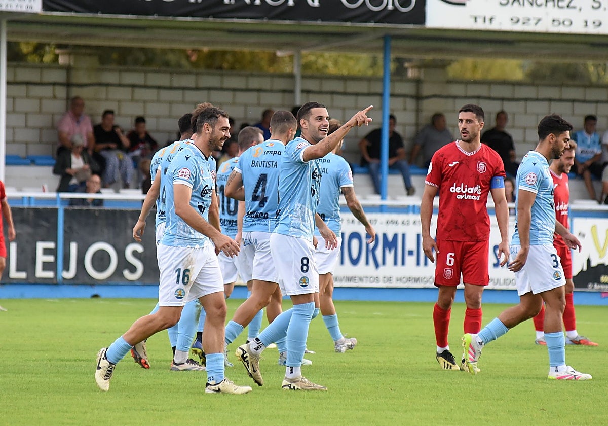 Celebración del tanto de Adri Pérez para el Coria ante el Fuenlabrada.