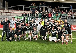 Los jugadores del Cacereño celebran su triunfo con sus aficionados presentes en Lezama.