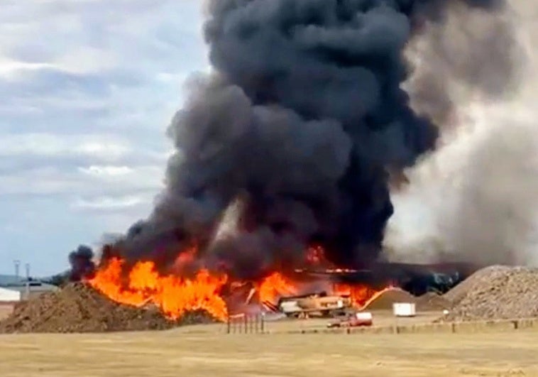 Arde una fábrica de corcho de San Vicente de Alcántara