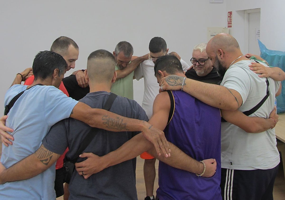 Un grupo de presos se abraza al terminan una sesión de OMtraining en el centro penitenciario de Badajoz.