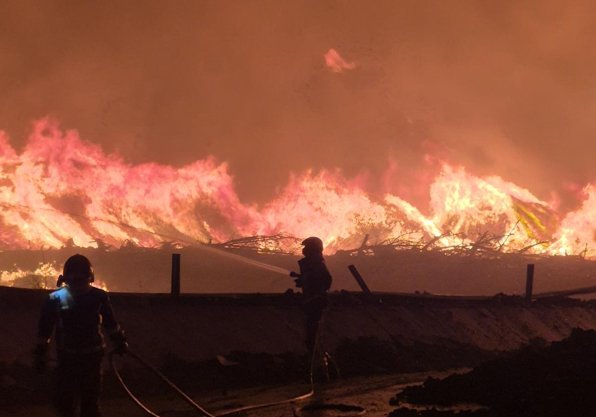 Evoluciona de forma favorable el incendio de la corchera de San Vicente de Alcántara