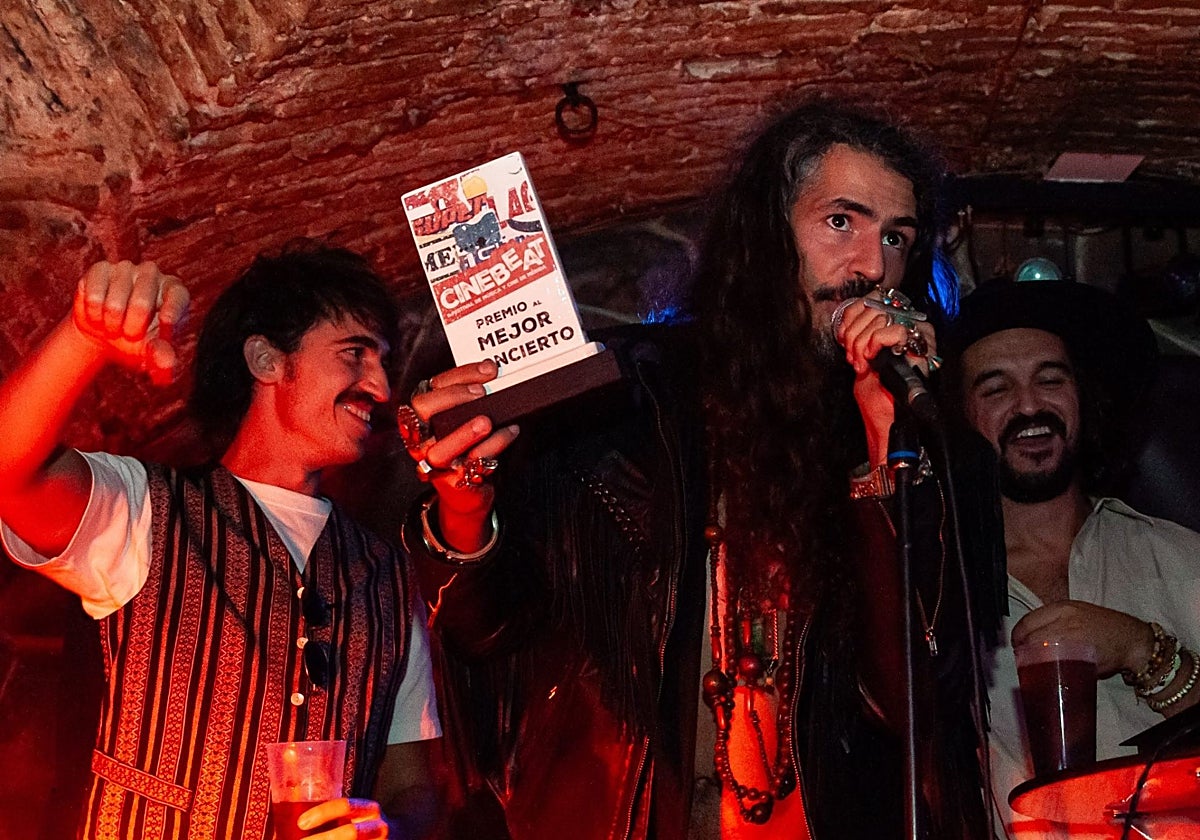 El grupo madrileño Black Maracas tras ganar el premio al mejor concierto del Festival Cinebeat.