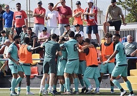 Los jugadores del Badajoz celebran el gol de Jorge Barba en Montijo.