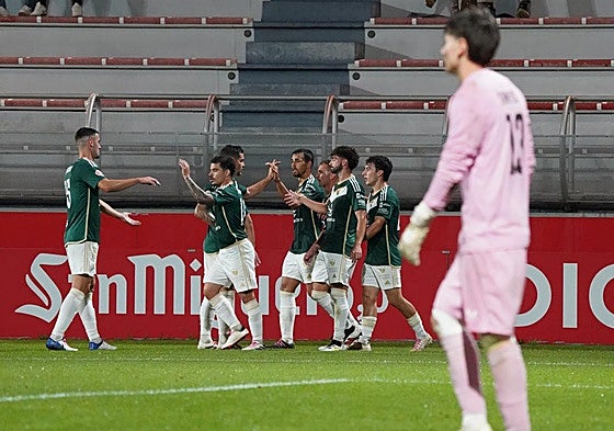 Los jugadores verdiblancos celebran uno de sus tres goles en Lezama.