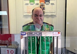 Tomás Lara Barroso desde su quiosco en la avenida Fernando Calzadilla de Badajoz.