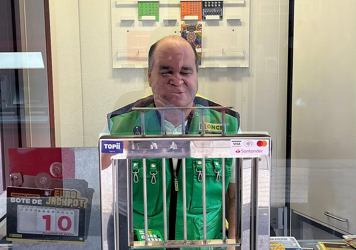 Tomás Lara Barroso desde su quiosco en la avenida Fernando Calzadilla de Badajoz.